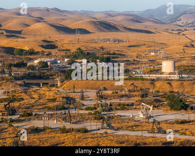 Paesaggio desertico con le dighe petrolifere e le Rolling Hills in California Foto Stock