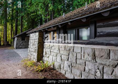 Bagni e servizi igienici in stile rustico costruiti dal Civilian Conservation Corps nel 1935 nel Millersylvania State Park, Washington State, USA Foto Stock