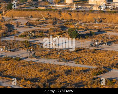 Veduta aerea delle dighe petrolifere nel paesaggio del deserto della California Foto Stock