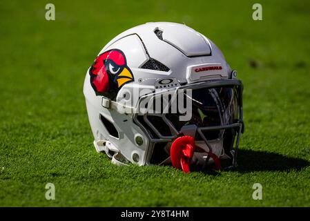 Santa Clara, California, Stati Uniti. 6 ottobre 2024 casco della squadra dell'Arizona sul campo durante i warm up della partita di football NFL tra gli Arizona Cardinals e i San Francisco 49ers allo stadio Levi Santa Clara CA Thurman James/CSM Credit: Cal Sport Media/Alamy Live News Foto Stock