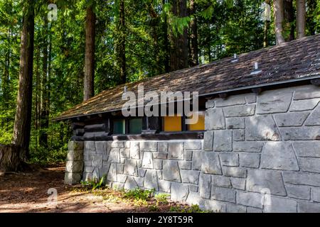 Bagni e servizi igienici in stile rustico costruiti dal Civilian Conservation Corps nel 1935 nel Millersylvania State Park, Washington State, USA Foto Stock