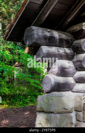 Bagni e servizi igienici in stile rustico costruiti dal Civilian Conservation Corps nel 1935 nel Millersylvania State Park, Washington State, USA Foto Stock