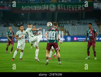 Kolkata, India. 6 ottobre 2024. Mohun Bagan Super Giants (MBSG) che domina la vittoria contro Mohammed Sporting Club (MSC) con tre colpi del primo tempo da Jamie Maclaren, Subhasish Bose e Greg Stewart nella partita di andata della ISL 2024/25 allo stadio Kolkata Salt Lake. (Foto di Amlan Biswas/Pacific Press) credito: Pacific Press Media Production Corp./Alamy Live News Foto Stock