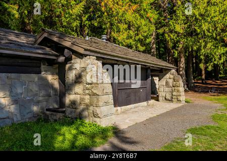 Bagni e servizi igienici in stile rustico costruiti dal Civilian Conservation Corps nel 1935 nel Millersylvania State Park, Washington State, USA Foto Stock