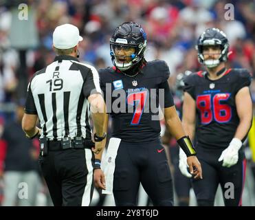 Houston, Texas, Stati Uniti. 6 ottobre 2024. Il quarterback dei Texans C.J. Stroud (7) parlò con l'arbitro Clay Martin (19) dopo un penalità offensivo durante una gara NFL tra Houston Texans e Buffalo Bills il 6 ottobre 2024 a Houston. I Texans vinsero, 23-20, su un Field goal di Ka'imi Fairbairn. (Credit Image: © Scott Coleman/ZUMA Press Wire) SOLO PER USO EDITORIALE! Non per USO commerciale! Foto Stock