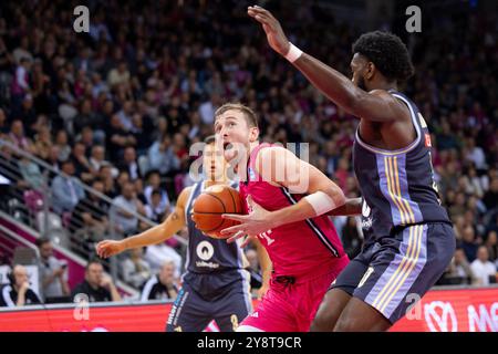 Bonn, Germania. 6 ottobre 2024. Thomas KENNEDY (BON 54, al centro) sulla palla, in duelli contro Trevion WILLIAMS (BER 50, a destra), azione. Punteggio finale 91:87, pallacanestro 1.Bundesliga/Telekom Baskets Bonn-ALBA Berlin/BON vs BER/Main round 4° incontro, nel TELEKOMDOME, il 6 ottobre 2024 Credit: dpa/Alamy Live News Foto Stock