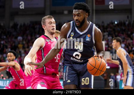 Bonn, Germania. 6 ottobre 2024. Trevion WILLIAMS (BER 50, destra) sulla palla, in duelli contro Thomas KENNEDY (BON 54, sinistra), azione. Punteggio finale 91:87, pallacanestro 1.Bundesliga/Telekom Baskets Bonn-ALBA Berlin/BON vs BER/Main round 4° incontro, nel TELEKOMDOME, il 6 ottobre 2024 Credit: dpa/Alamy Live News Foto Stock