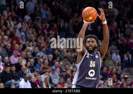 Bonn, Germania. 6 ottobre 2024. Trevion WILLIAMS (BER 50, metà.) sulla palla, durante il lancio, azione individuale. Punteggio finale 91:87, pallacanestro 1.Bundesliga/Telekom Baskets Bonn-ALBA Berlin/BON vs BER/Main round 4° incontro, nel TELEKOMDOME, il 6 ottobre 2024 Credit: dpa/Alamy Live News Foto Stock