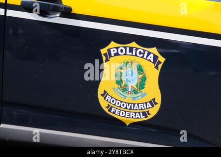 Minas Gerais, Brasile - 19 settembre 2024: Dettaglio della descrizione dell'auto della polizia - in portoghese: policia rodoviaria Federal Foto Stock