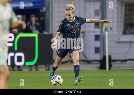 Sinsheim, Germania. 6 ottobre 2024. v.li.: Vanessa Diehm (TSG 1899 Hoffenheim, 32) am Ball, Einzelbild, Ganzkörper, Aktion, ACTION, SPIELSZENE, DIE DFB-RICHTLINIEN UNTERSAGEN JEGLICHE NUTZUNG VON FOTOS ALS SEQUENZBILDER UND/ODER VIDEOÄHNLICHE FOTOSTRECKEN. LE NORMATIVE DFB VIETANO QUALSIASI USO DI FOTOGRAFIE COME SEQUENZE DI IMMAGINI E/O QUASI-VIDEO., 06.10.2024, Sinsheim (Deutschland), Fussball, Google Pixel Frauen-Bundesliga, TSG 1899 Hoffenheim - SV Werder Brema credito: dpa/Alamy Live News Foto Stock