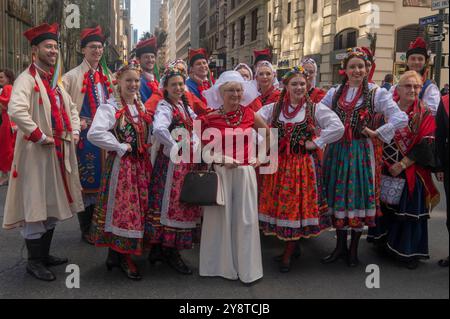 New York, Stati Uniti. 6 ottobre 2024. NEW YORK, NEW YORK - 06 OTTOBRE: I partecipanti all'abbigliamento tradizionale si riuniscono per la Pulaski Day Parade sulla Fifth Avenue il 6 ottobre 2024 a New York City. Crediti: Ron Adar/Alamy Live News Foto Stock