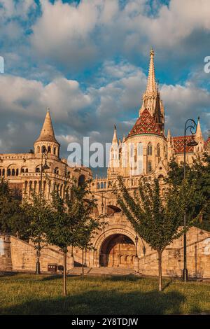 Ammira il vecchio Bastione dei pescatori di Budapest al mattino in Ungheria Foto Stock