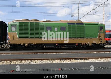 Storica locomotiva diesel nel deposito ferroviario del centro di Milano Foto Stock