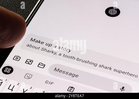 Primo piano di uno smartphone che visualizza un messaggio di testo in ChatGPT, chiedendo di creare una storia. Stafford, Regno Unito, 6 ottobre 2024. Foto Stock