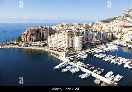 Montecarlo, Monaco, agosto 2022: Vista panoramica del porto di Fontvielle con cielo azzurro e mare, Europa Foto Stock