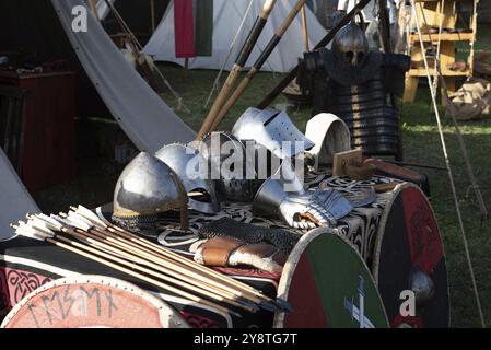 Caschi dei Cavalieri, frecce, scudi, festival medievale, Kaiser-otto-Fest, Magdeburgo, Sassonia-Anhalt, Germania, Europa Foto Stock