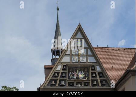 Glockenspiel con figure in corsa al Buergerspital, inaugurato nel 1956, Wuerzburg, bassa Franconia, Baviera, Germania, Europa Foto Stock