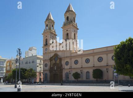 Chiesa storica con due campanili sotto un cielo blu, Iglesia de San Antonio, Plaza de San Antonio, città vecchia, Cadice, Cadice, Andalusia, Spagna, Europa Foto Stock