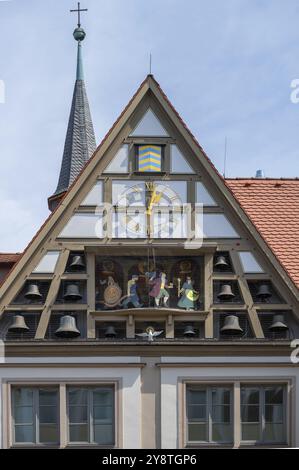 Glockenspiel con figure in corsa al Buergerspital, inaugurato nel 1956, Wuerzburg, bassa Franconia, Baviera, Germania, Europa Foto Stock