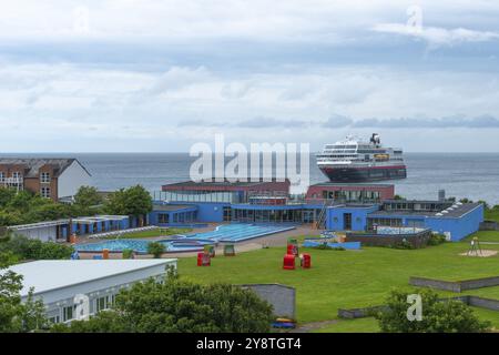 Piscina con acqua di mare sull'isola offshore di Heligoland, sedie a sdraio, nave passeggeri Maud, Hurtigruten Expeditions in the roadstead, Mare del Nord, P Foto Stock