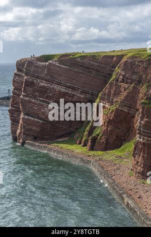 Arenaria di colore rosso, ripida costa rocciosa dell'isola al largo di Helgoland, sede dei gannets, Helgolaender Oberland, Mare del Nord, Pinneberg distr Foto Stock