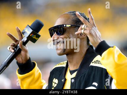 Pittsburgh, Stati Uniti. 6 ottobre 2024. Il rap Singer Snoop Dogg salta ai tifosi prima della partita dei Pittsburgh Steelers e dei Dallas Cowboys all'Acrisure Stadium domenica 6 ottobre 2024 a Pittsburgh. Foto di Archie Carpenter/UPI credito: UPI/Alamy Live News Foto Stock