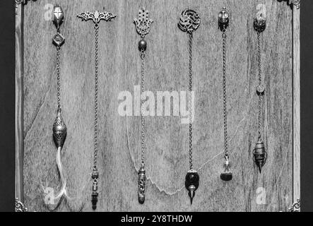 Collezione esoterica di pendoli magici. Vintage simbolo di esoterismo, di savocazione e di raccontare fortuna Foto Stock