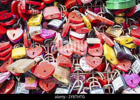 Verona, Italia, giugno 2022: Sfondo di serrature a forma di cuore su un muro, simbolo dell'amore per sempre, Europa Foto Stock