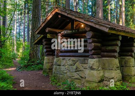 Bagno in stile rustico costruito dal Civilian Conservation Corps nel 1935 nel Millersylvania State Park, Washington State, USA Foto Stock