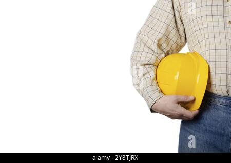 Contractor caucasico di media età sweared in jeans blu e camicia tiene il cappello giallo in mano su sfondo bianco Foto Stock