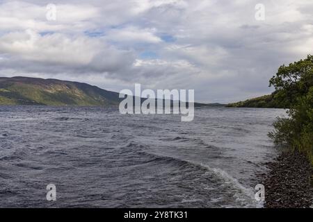 Riva con onde, clima ventoso, Loch Ness, Whitefield, Highlands, Scozia, Gran Bretagna Foto Stock