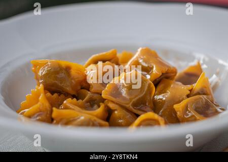 "Plin" (pizzico) i ravioli sono così chiamati a causa del pizzico che le dita devono fare per chiuderli. Li troverete in Piemonte, a nord Foto Stock