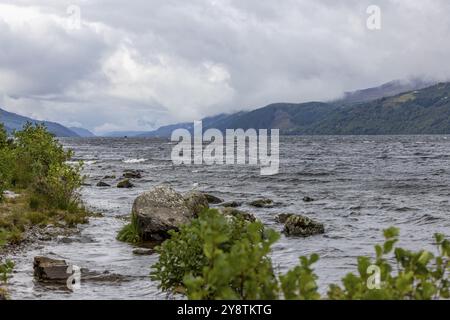 Riva con onde, clima ventoso, Loch Ness, Whitefield, Highlands, Scozia, Gran Bretagna Foto Stock