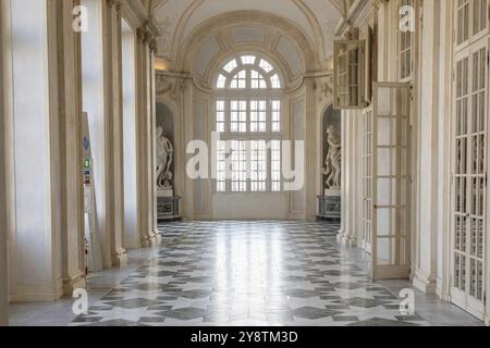 Venaria reale, Italia, 16 luglio 2023: Prospettiva galleria di lusso, marmo decorativo, interno, nessuno, Palazzo reale. Destinazione di viaggio in Italia, Europa Foto Stock