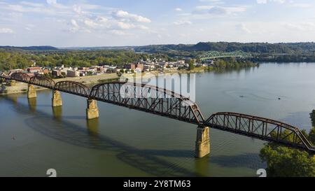 Guardando attraverso il fiume Ohio in downtown punto piacevole su un vecchio ponte ferroviario traliccio Foto Stock