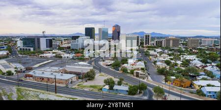 Luce dorata si riflette gli edifici nel centro storico della città di Tucson in Arizona Foto Stock