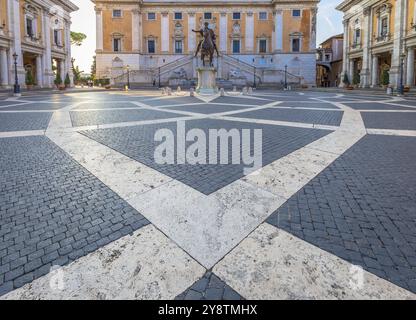 ROMA, ITALIA, AGOSTO 2020 CIRCA: Piazza Capitolium (Piazza del Campidoglio). Realizzato da Michelangelo, è la sede del Municipio di Roma. Luce dell'alba Foto Stock