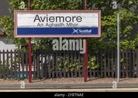 Stazione ferroviaria e targa nel Parco nazionale di Cairngorms, Aviemore, An Aghaidh Mhor, Highlands, Scozia, gran Bretagna Foto Stock