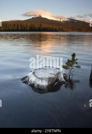 Copertura nuvolosa la vetta del Monte Washington vicino al grande lago Foto Stock