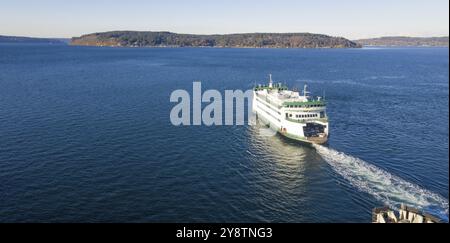 Un Ferry Boat motori su nel Puget Sound voce per Vashon Island Foto Stock