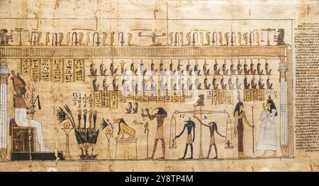 Torino, Italia, febbraio 2023: Museo Egizio. Dettaglio del Libro dei morti con formule funerarie e incantesimi, papiro, 330 a.C., Europa Foto Stock