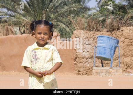 Bambina nell'oasi di Kharga, Egitto, Africa Foto Stock