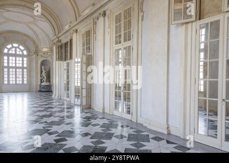Venaria reale, Italia, 16 luglio 2023: Prospettiva galleria di lusso, marmo decorativo, interno, nessuno, Palazzo reale. Destinazione di viaggio in Italia, Europa Foto Stock