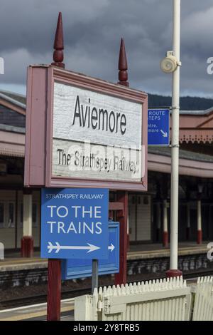 Stazione ferroviaria e targa nel Parco nazionale di Cairngorms, Aviemore, An Aghaidh Mhor, Highlands, Scozia, gran Bretagna Foto Stock