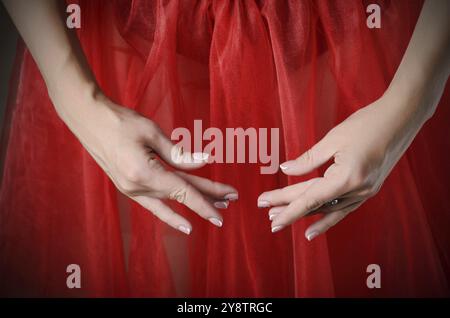 Ballerina mani sul rosso sfondo tutu Foto Stock