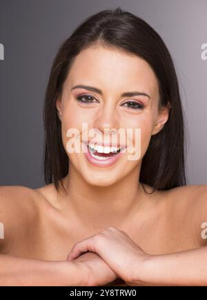 Uno potrebbe perdere se stessi agli occhi, labbra, o un sorriso di questa bella donna Foto Stock