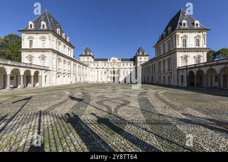 Torino, Italia, febbraio 2023: Esterno del castello. Monumento storico con cielo blu e luce del giorno, l'Europa Foto Stock