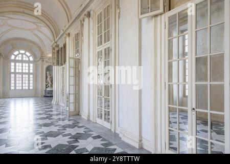 Venaria reale, Italia, 16 luglio 2023: Prospettiva galleria di lusso, marmo decorativo, interno, nessuno, Palazzo reale. Destinazione di viaggio in Italia, Europa Foto Stock