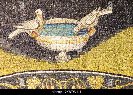 Ravenna, Italia, 12 giugno 2024, Galla Placidia Mausoleo interno. Mosaico antico, decorazione vintage, Europa Foto Stock