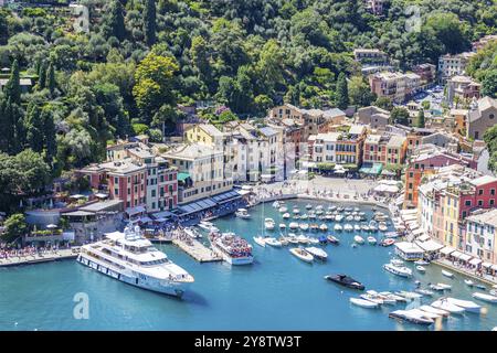 Portofino, Italia, 7 agosto 2023: Panorama panoramico con mare e yacht di lusso. Italia destionazione di viaggio, Europa Foto Stock